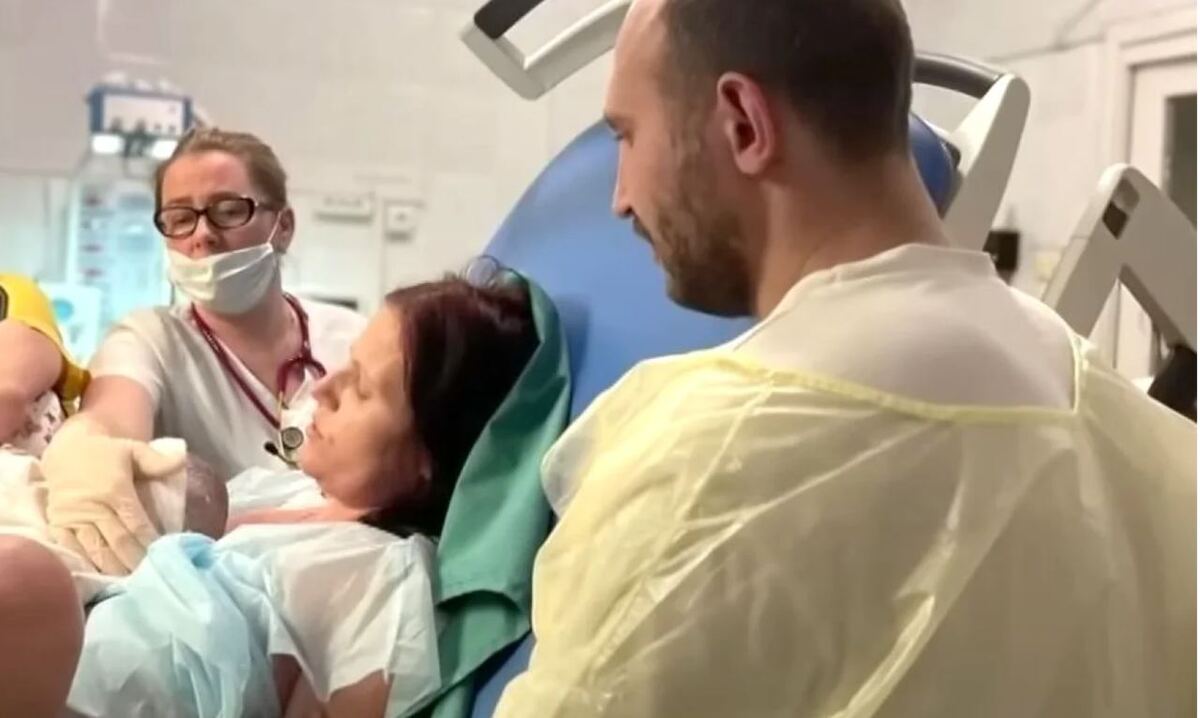 Українка народила в лікарні Дніпра, куди з фронту привезли її пораненого чоловіка (фото)