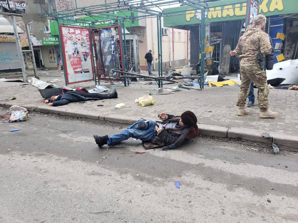 Окупанти обстріляли зупинку у Херсоні: мінімум 6 загиблих, багато поранених (фото, відео)