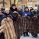 у вдів мобілізованих на Донбасі відібрали шуби