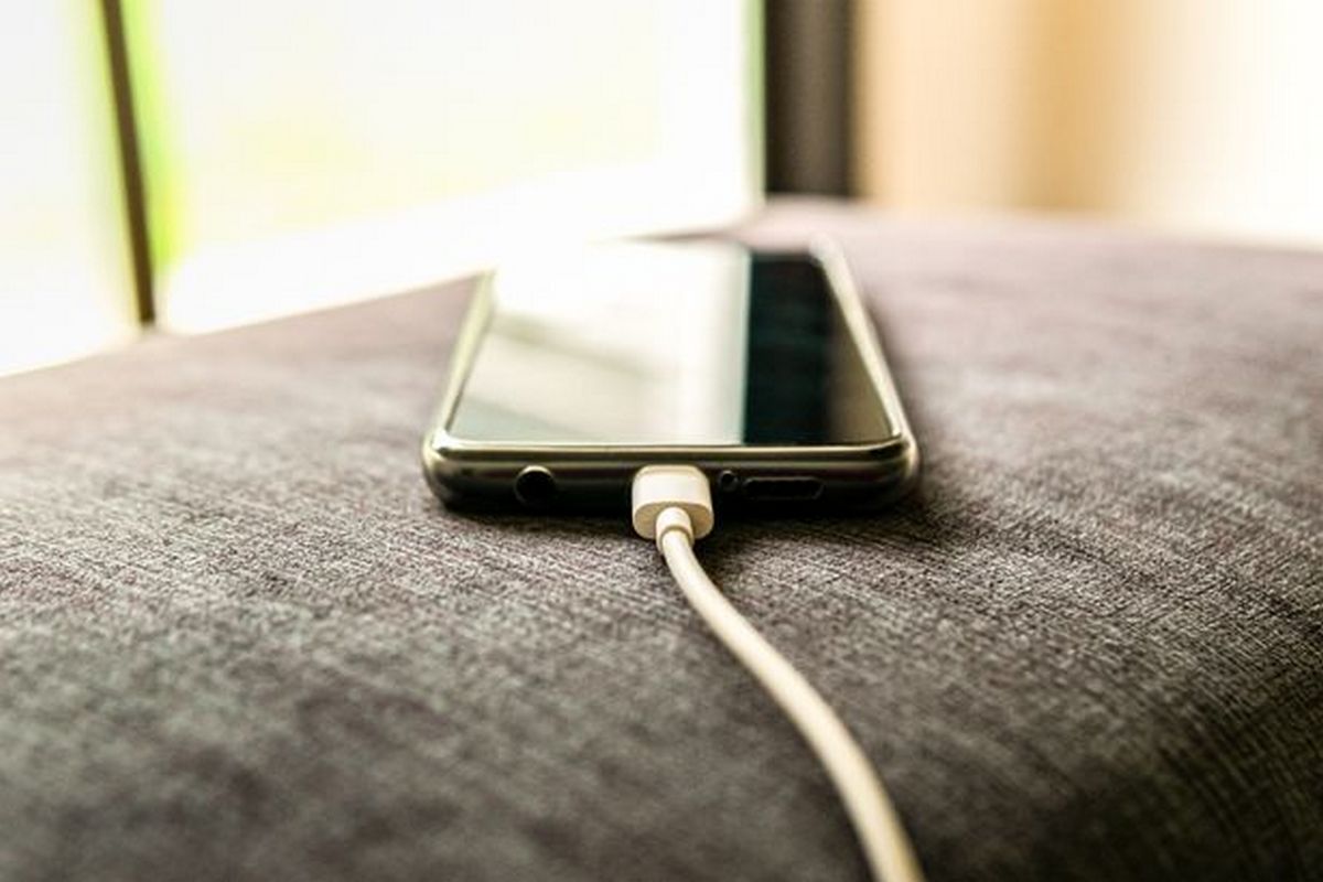 Зарядка смартфона – чому гаджет не можна залишати на зарядці на ніч