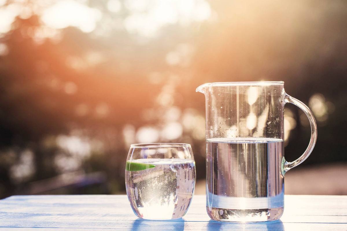 Яку воду не варто пити під час їжі – відповідь медиків