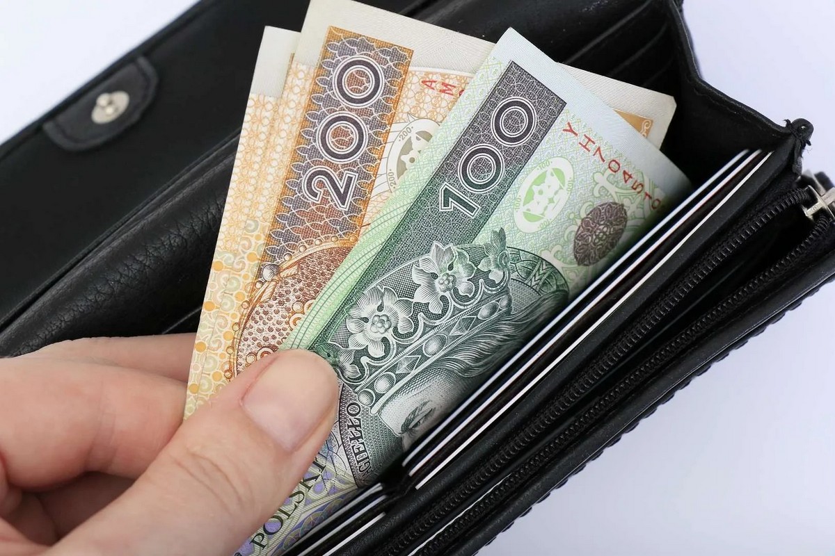 У Польщі перевірять соцвиплати українцям – кому доведеться повернути кошти