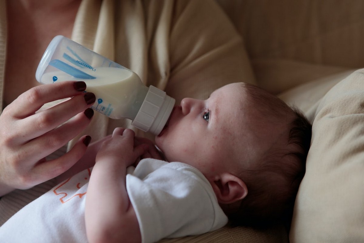 Немовля померло через бактерію у молоковідсмоктувачі - що потрібно знати батькам