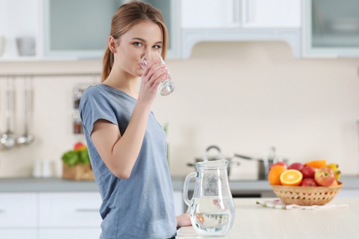 Яку воду не варто пити під час їжі – відповідь медиків