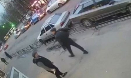 У Києві чоловік обстріляв кіоск, в якому перебували люди (відео)