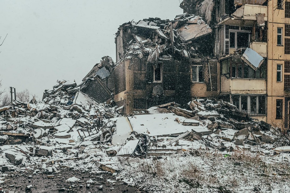 На шкільній дошці залишився напис «24 лютого»: бойовий медик показала фото знищеної Авдіївки