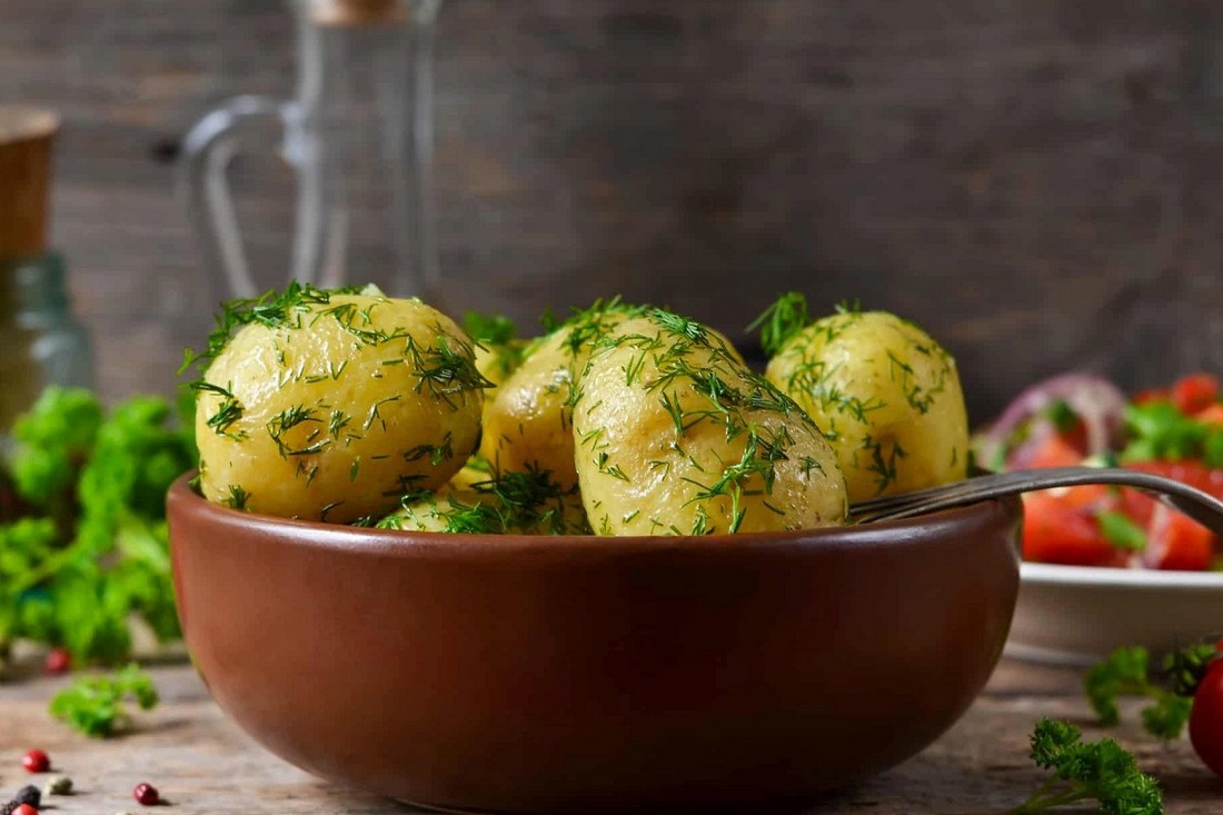 Що додати до вареної картоплі: усього один інгредієнт гарантує особливий смак