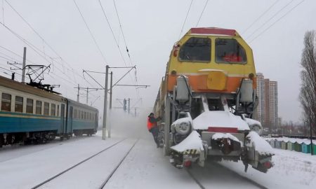 Сніг у квітні: в Україні через негоду затримуються 8 поїздів