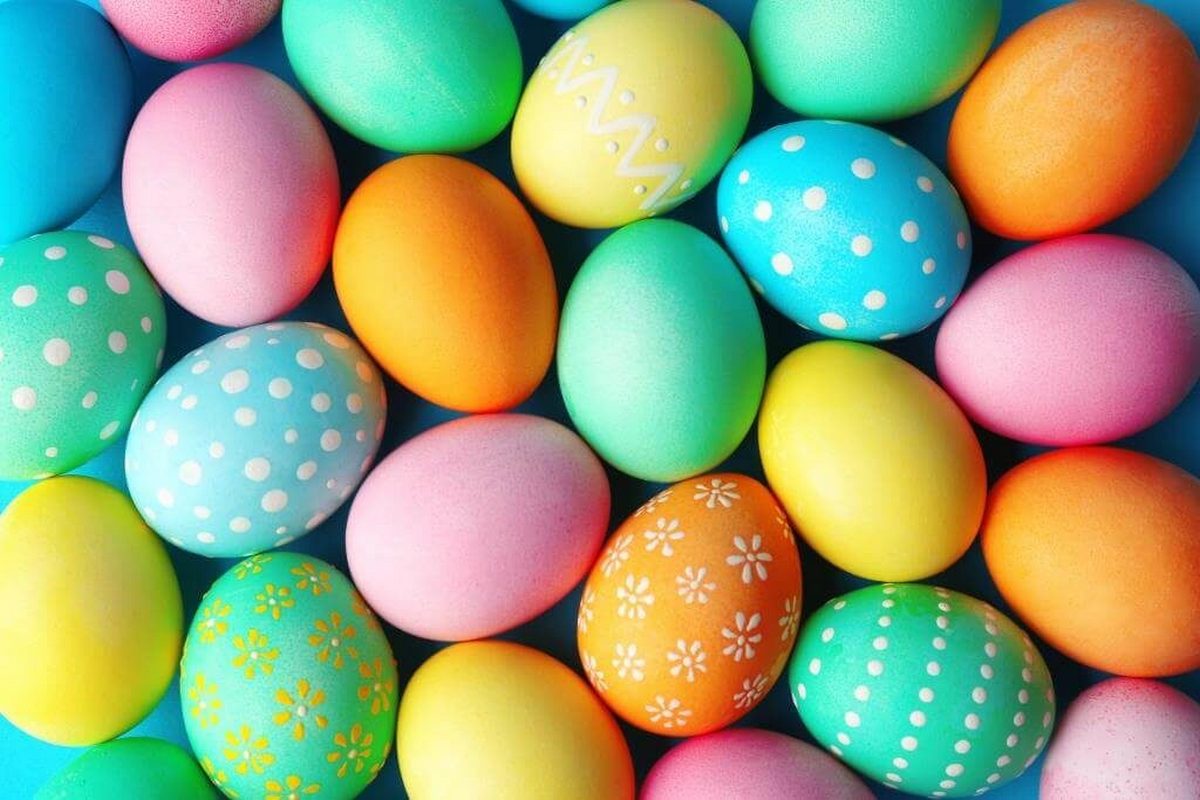 Як красиво пофарбувати яйця до Великодня за допомогою підручних засобів