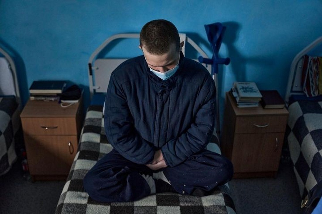 Набирають вагу і покращують здоров’я: як живуть російські військовополонені в Україні, показали фотографи