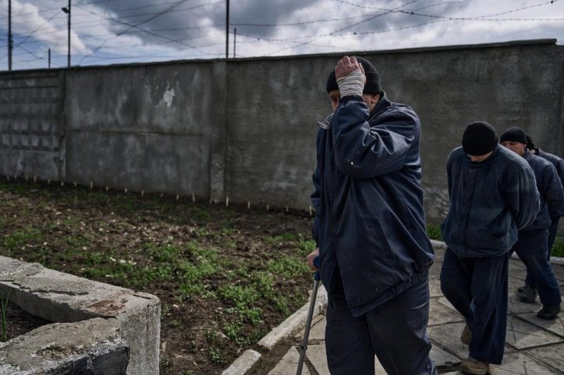 Набирають вагу і покращують здоров’я: як живуть російські військовополонені в Україні, показали фотографи
