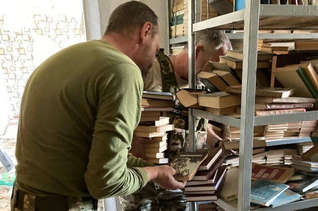 Українські військові на Донеччині врятували 5 тонн книжок зі знищених росіянами бібліотек