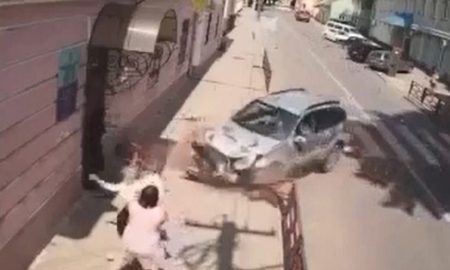 ВІДЕО МОМЕНТУ: п'яна водійка вилетіла на тротуар