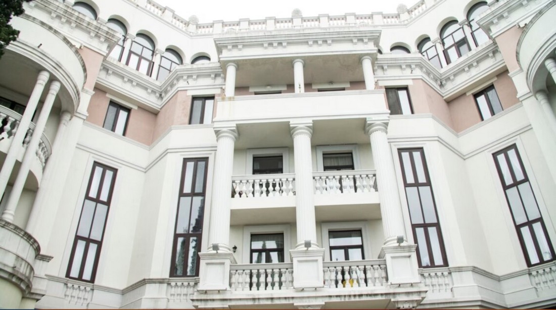 Будинок, у якому знаходиться квартира Зеленської в Криму, виконаний у вигляді своєрідного палацу з колонами