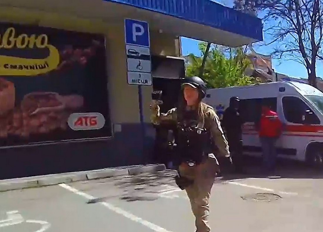 Поліція оприлюднила відео перших хвилин після обстрілу АТБ в Херсоні, названо кількість загиблих