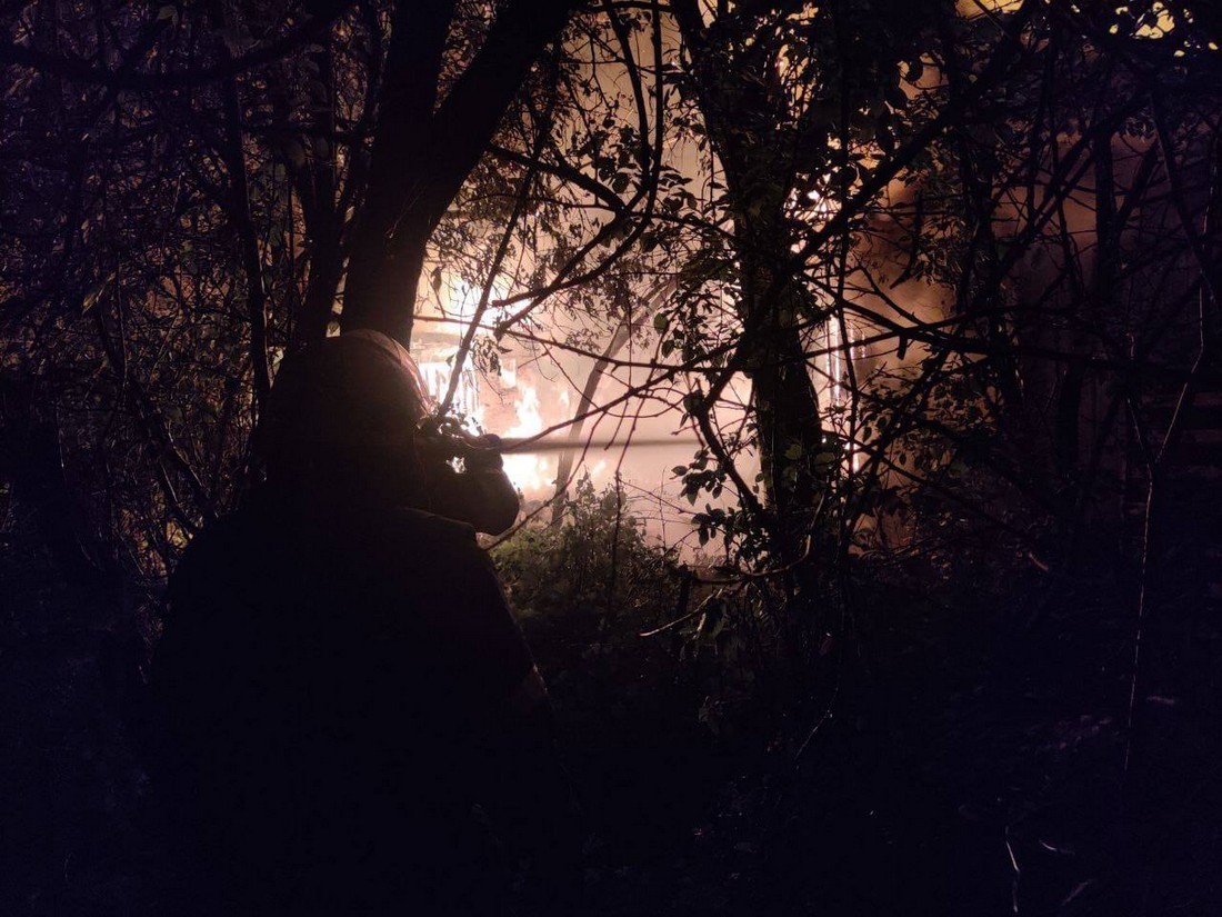 Фото загорання будинку в Дарницькому районі через падіння уламків 5