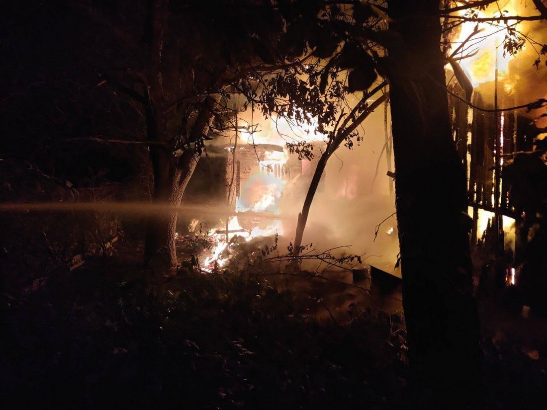 Фото загорання будинку в Дарницькому районі через падіння уламків