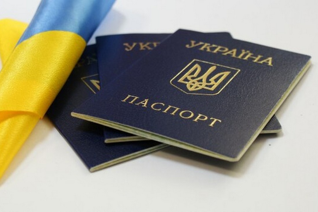 Як оформити український паспорт у Польщі