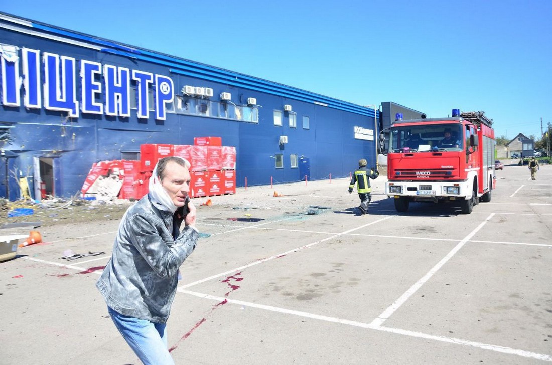 Жах в Херсоні: ворог гатить по супермаркетах, десятки загиблих і поранених (фото)