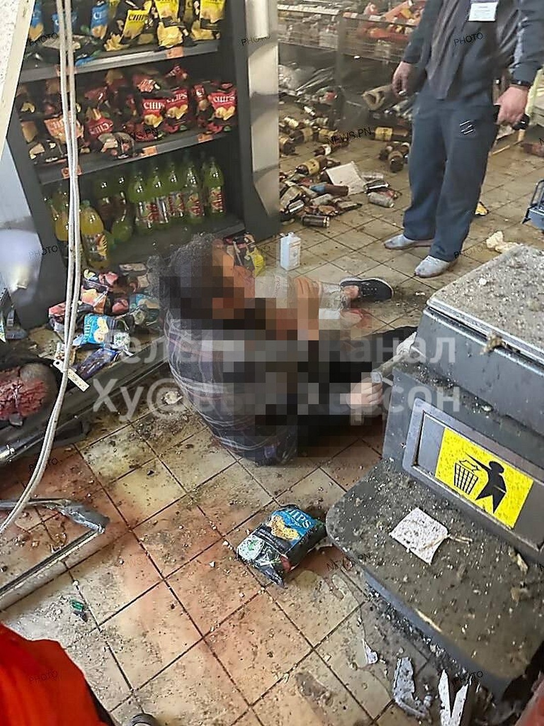 Жах в Херсоні: ворог гатить по супермаркетах, десятки загиблих і поранених (фото)