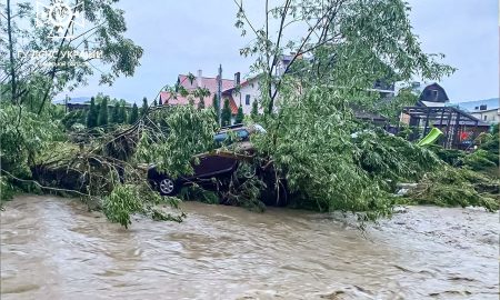 Львівщина потерпає від повені – затоплено будинки, готелі, підмито дороги (фото, відео)