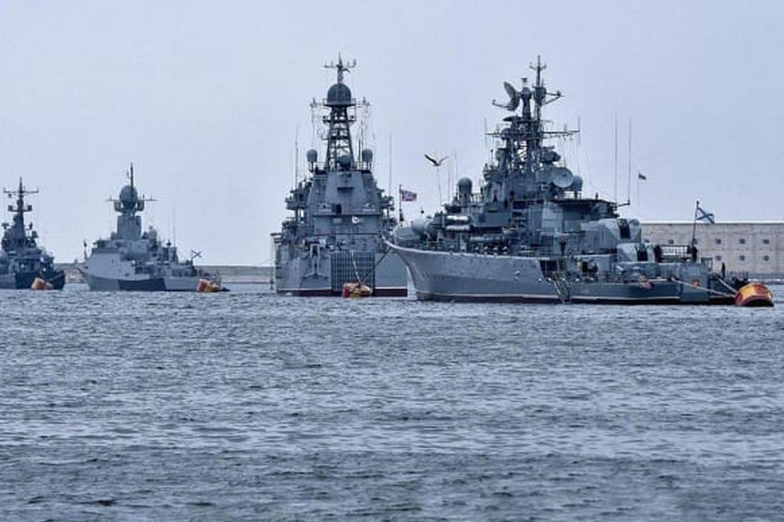 Окупанти починають забирати Чорноморський флот РФ з Криму що це значить