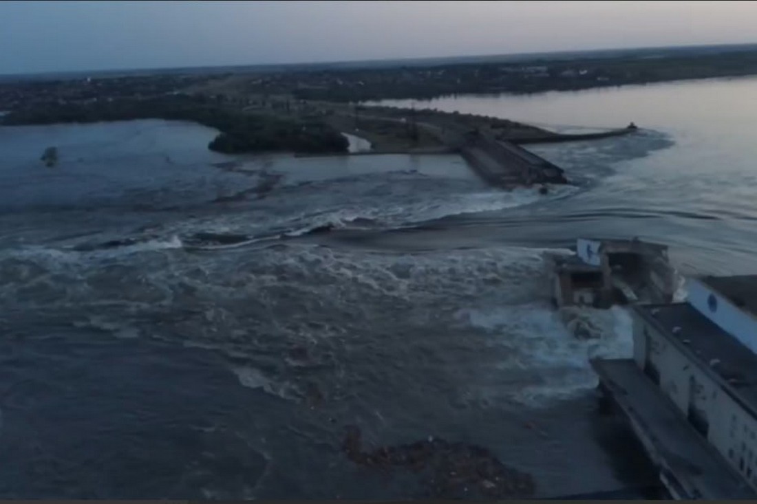 Окупанти підірвали Каховську ГЕС – рівень води підіймається (відео)