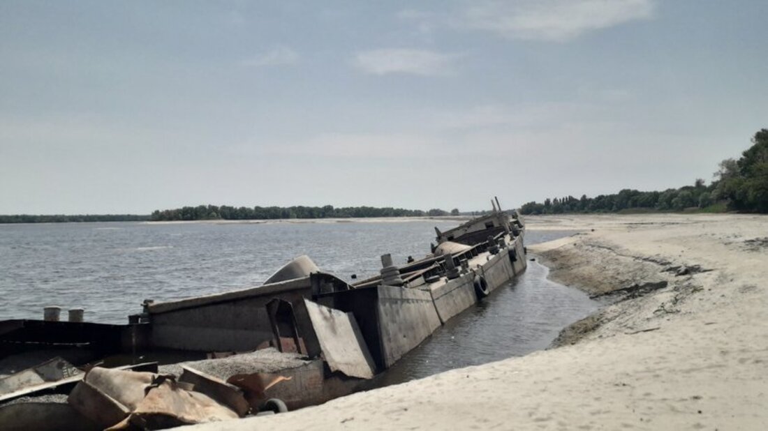 баржа опинилася на сущі після зневоднення каховського водосховища