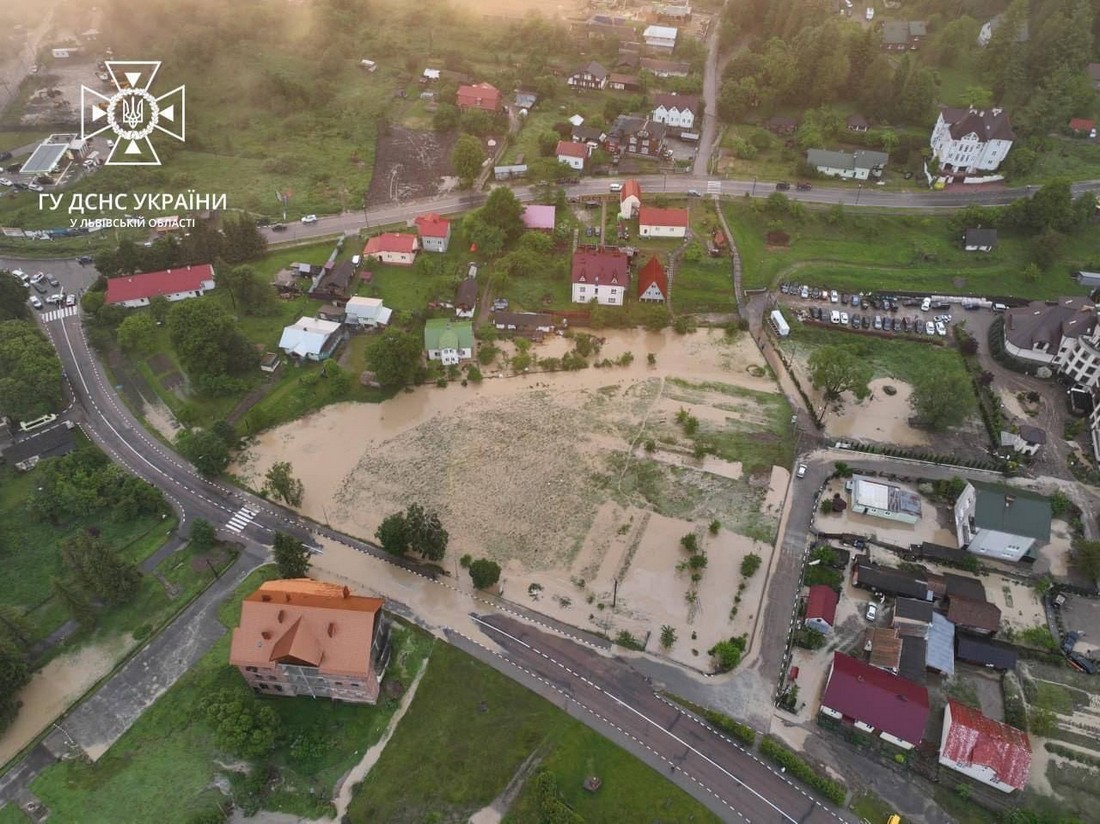 Львівщина потерпає від повені – затоплено будинки, готелі, підмито дороги (фото, відео)