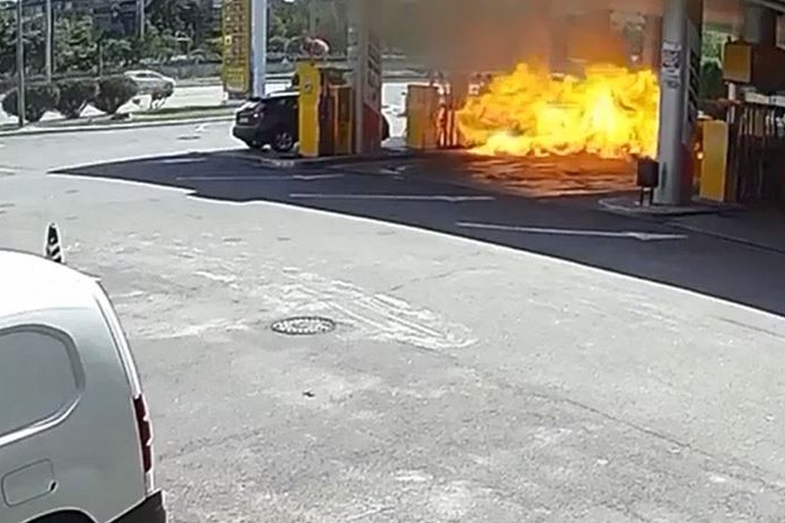 У Києві авто влетіло в АЗС: відео моменту вибуху і фото наслідків
