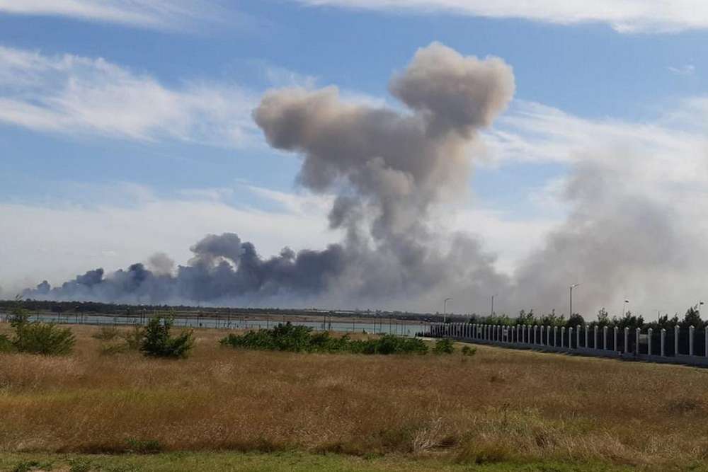 У Криму 24 липня вранці лунають вибухи: є влучення в склад боєприпасів (відео)