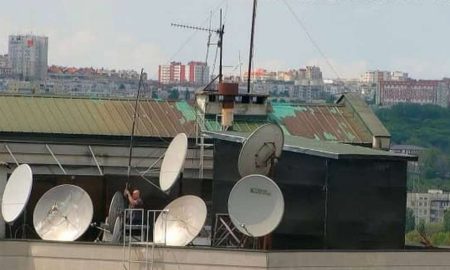 Росія влаштувала шпигунський пункт на даху посольства у Кишиневі – розмістила там 28 тарілок