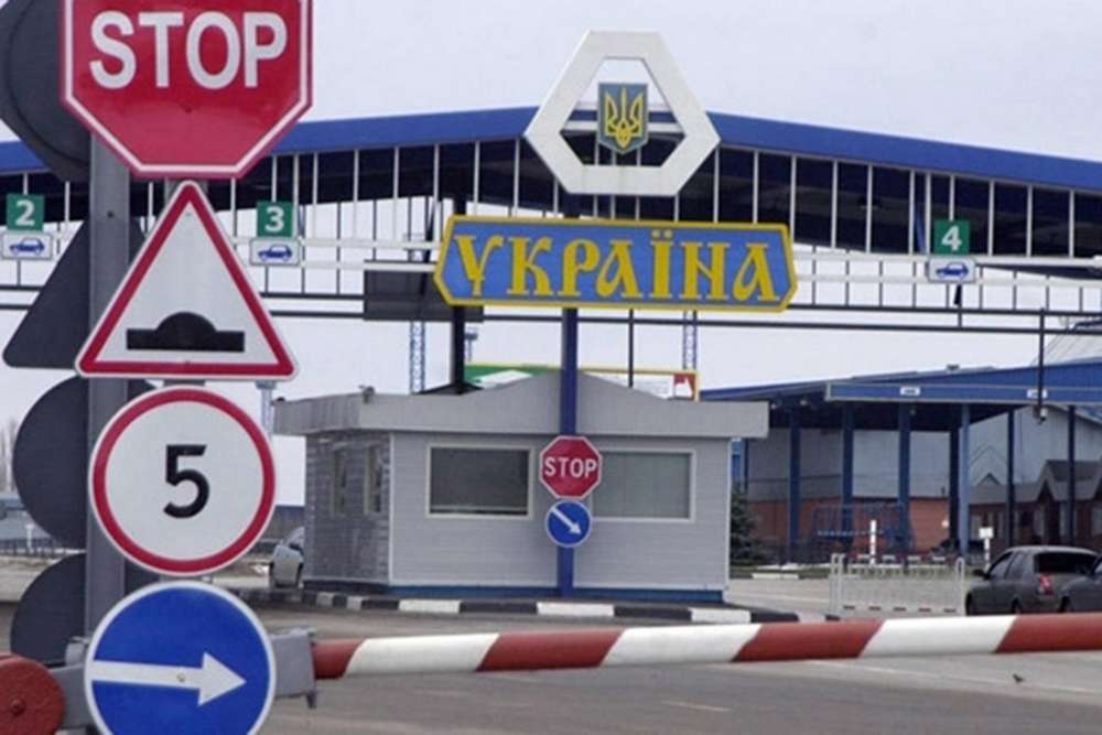 Чому можуть заборонити в'їзд до України і як діяти у таких випадках