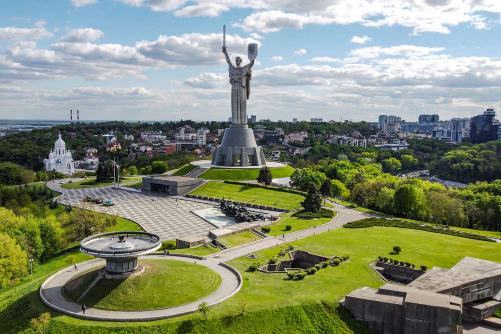 Розпочалася декомунізація монумента «Батьківщина-мати» у Києві: що буде на щиті замість радянського герба