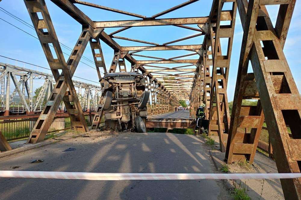 Обвал моста у Закарпатській області – влада розповіла про причини