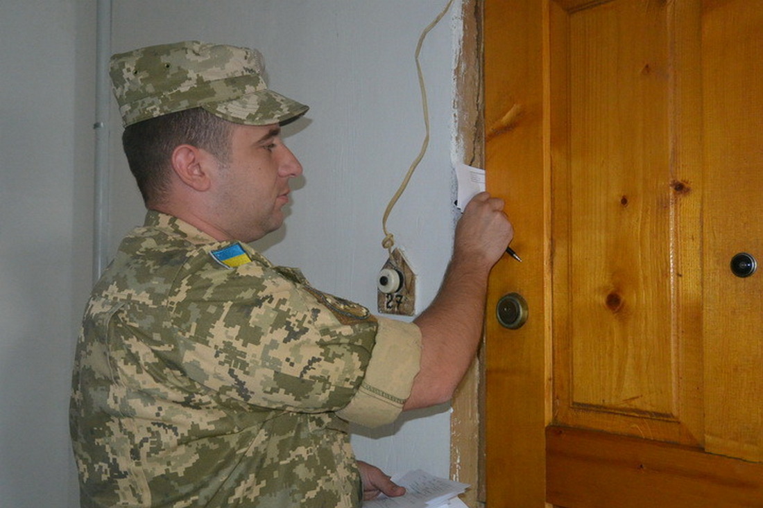 Повістки у поштових скриньках і дверях українців – чи буде покарання за ігнорування