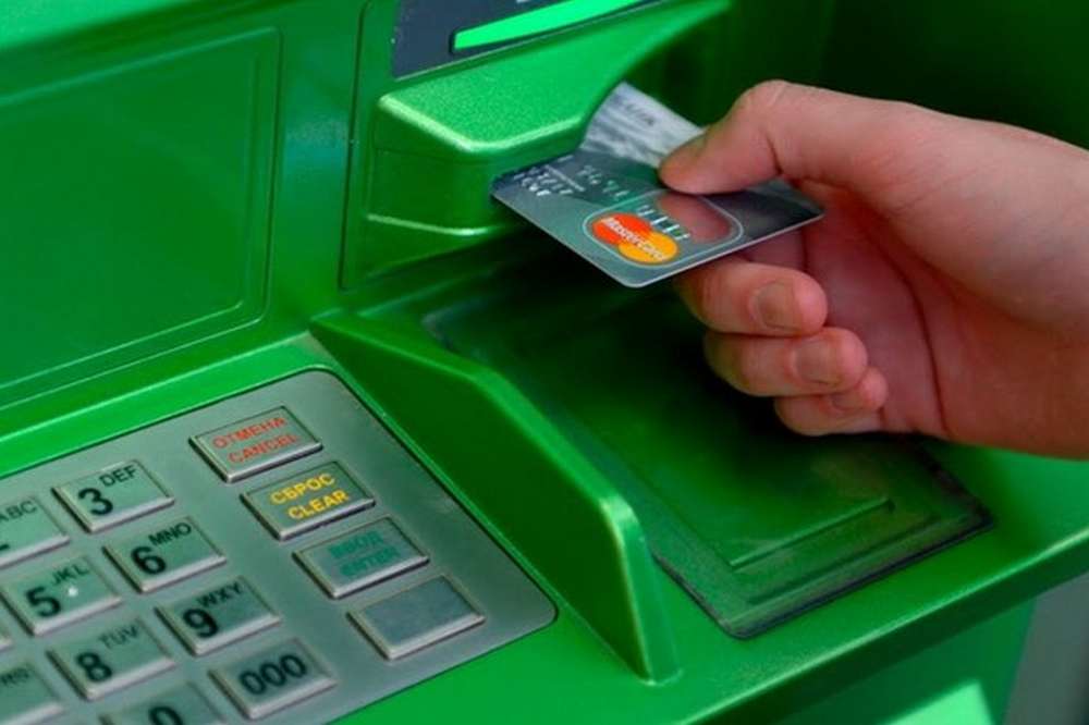 Що робити, коли банкомат зажував картку