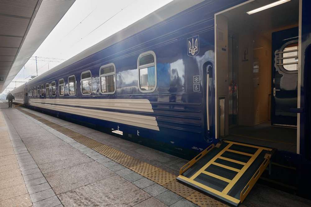 Укрзалізниця представила вагони для маломобільних пасажирів (фото)