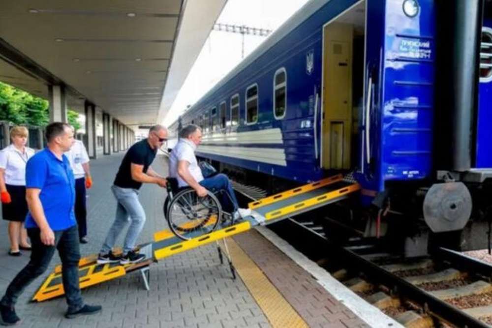 Укрзалізниця представила вагони для маломобільних пасажирів