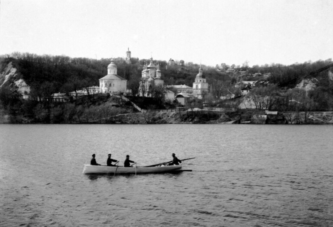 Вид з річки Дніпро на Видубицький монастир