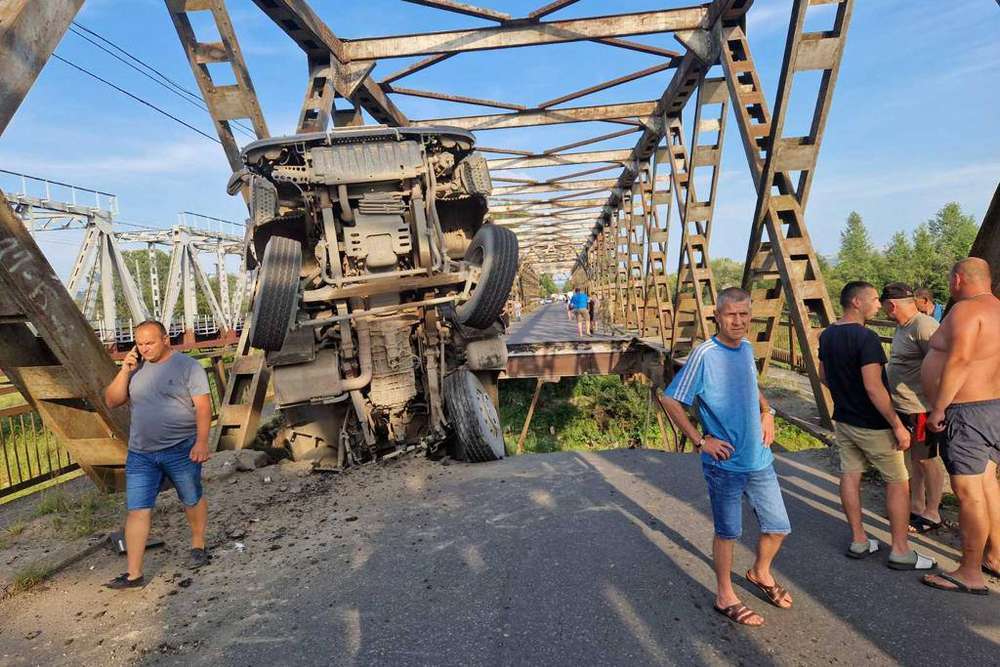 На Закарпатті обвалився міст через Тересву – моторошні фото і відео