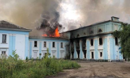 Удар касетними боєприпасами по Часовому Яру: згорів Палац культури, який був гуманітарним штабом