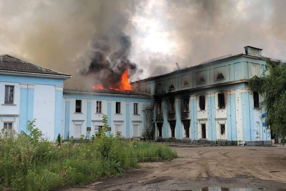 Удар касетними боєприпасами по Часовому Яру: згорів Палац культури, який був гуманітарним штабом