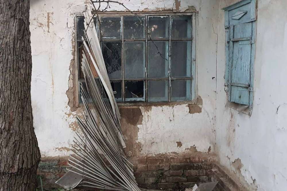 Гучна і тяжка ніч була на Нікопольщині: окупанти 7 разів обстріляли район – пошкодили церкву, школу, будинки (фото)