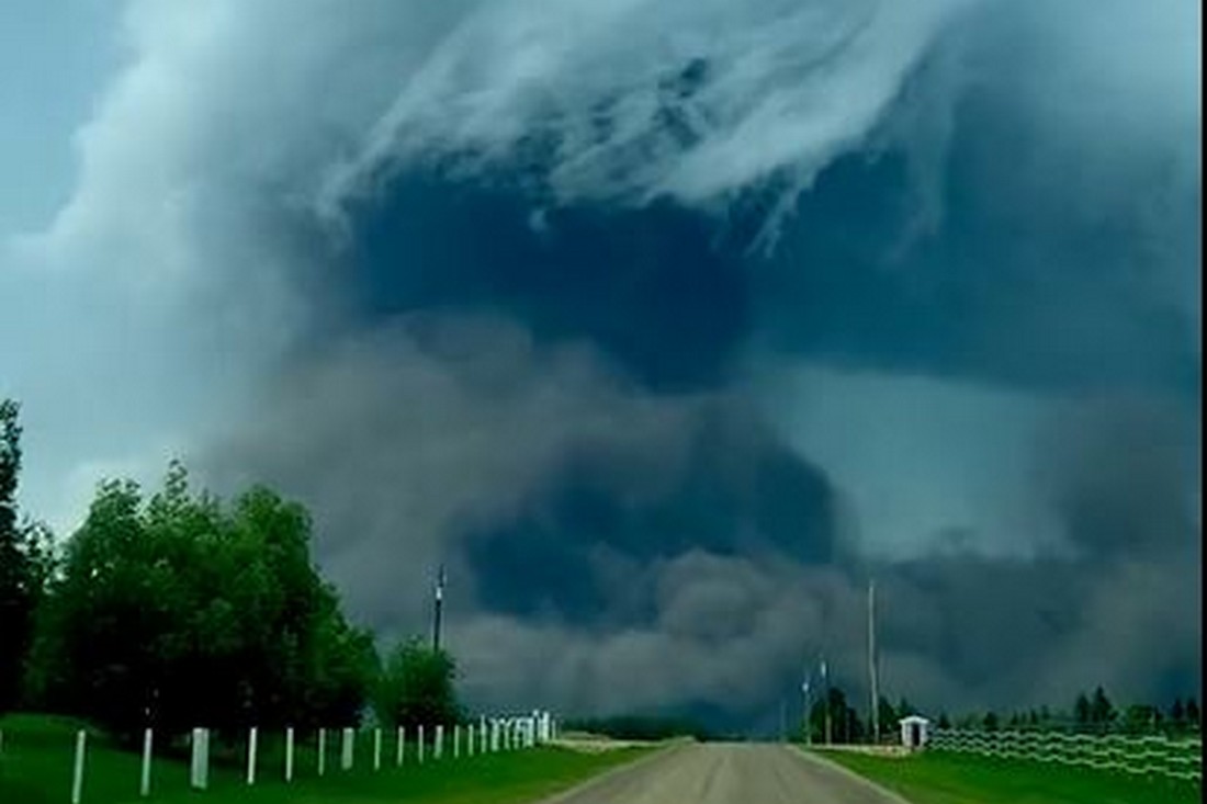 Жахливий торнадо пронісся у Канаді і випав град з кулак (фото, відео)