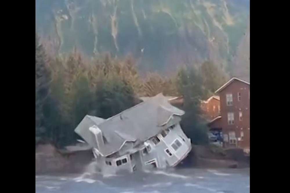 Розталий льодовик «Басейн самогубців» затопив столицю Аляски – відео моменту