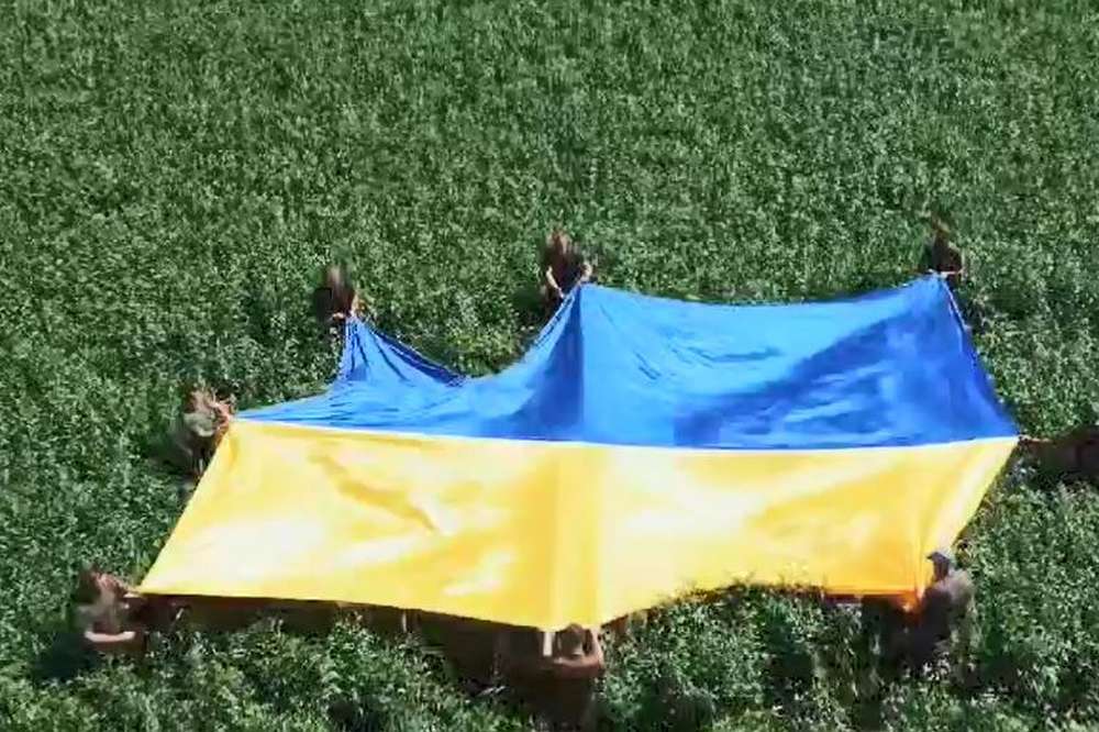 На дні Каховського водосховища розгорнули державний прапор України (відео)