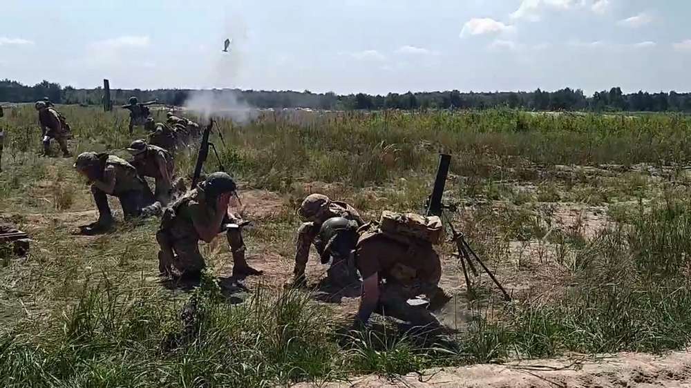 Водночас, Сили оборони України продовжують ведення наступальної операції на Мелітопольському та Бердянському напрямках, закріплюються на досягнутих рубежах, здійснюють заходи контрбатарейної боротьби.