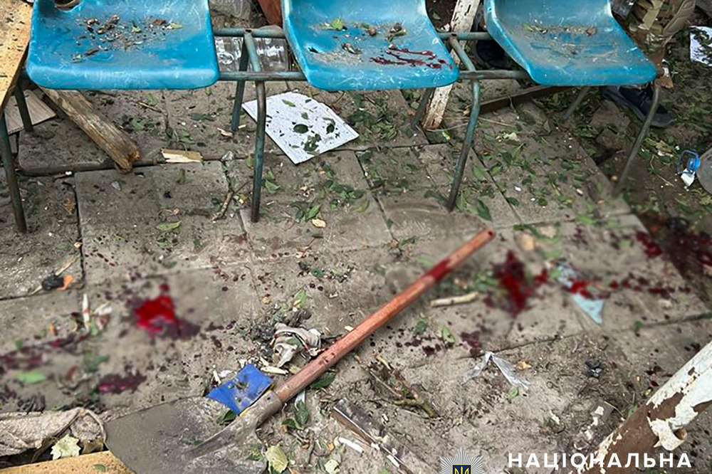 Вранці ворог скинув бомбу на Оріхів: загинув поліцейський, 12 людей поранено