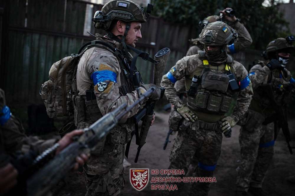 Водночас, Сили оборони України продовжують ведення наступальної операції на Мелітопольському та Бердянському напрямках, закріплюються на досягнутих рубежах, здійснюють заходи контрбатарейної боротьби.